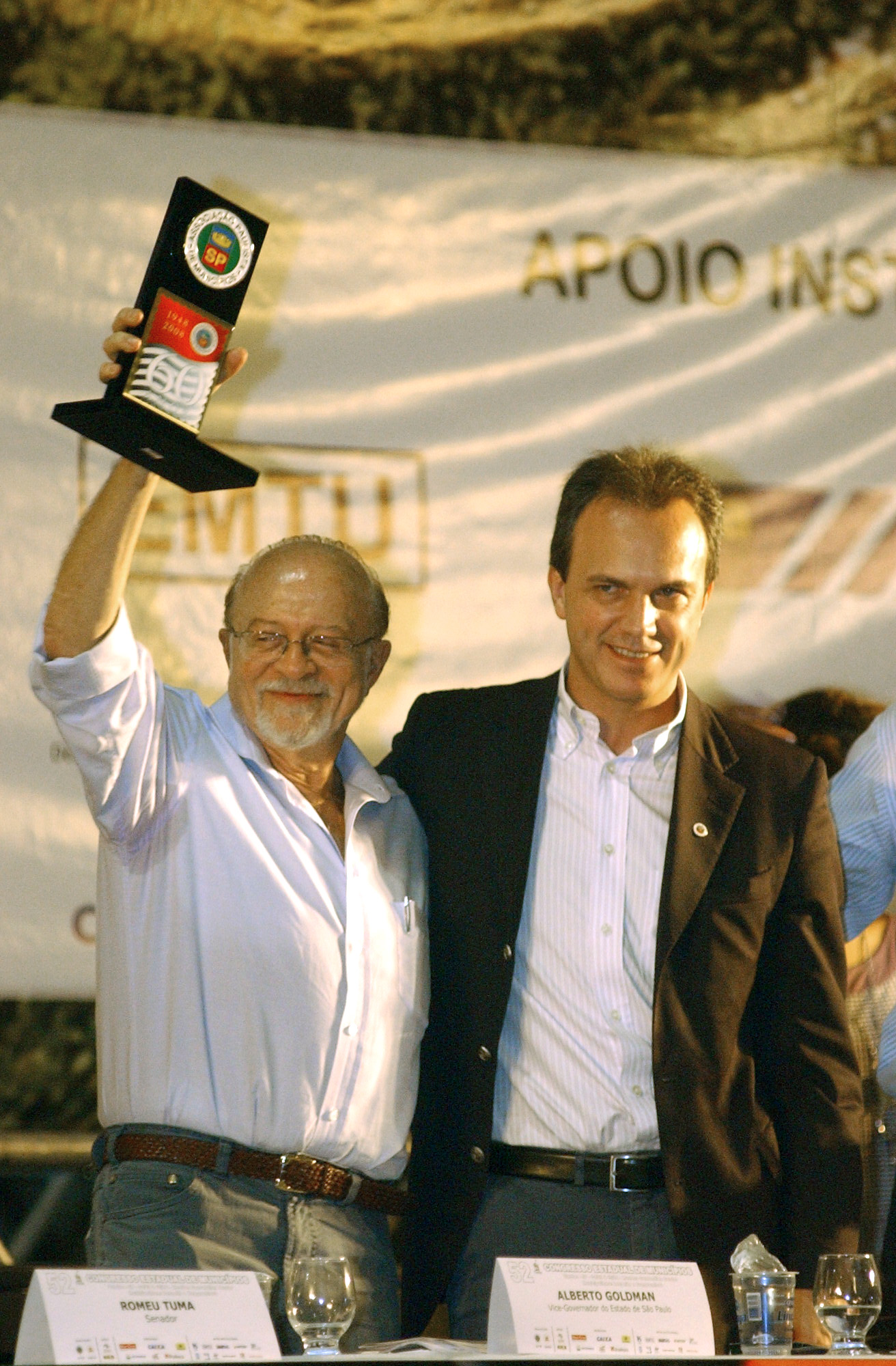 Marcos Monti entrega a Alberto Goldman Prmio da APM<a style='float:right;color:#ccc' href='https://www3.al.sp.gov.br/repositorio/noticia/04-2008/congresso 3a.jpg' target=_blank><i class='bi bi-zoom-in'></i> Clique para ver a imagem </a>